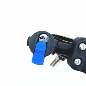 Vue rapprochée du noyau de cadenas de vélo et trou de serrure avec capot bleu, accessoire.