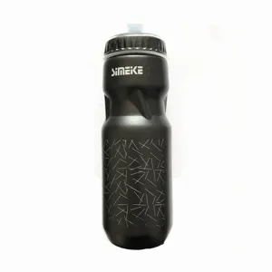 Bidón de plástico negro para bicicleta de montaña, botella deportiva duradera con buen agarre.