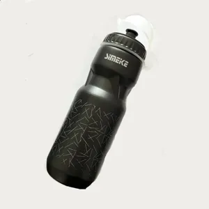 Vista detallada de la botella de agua de plástico para ciclismo negra con líneas geométricas.