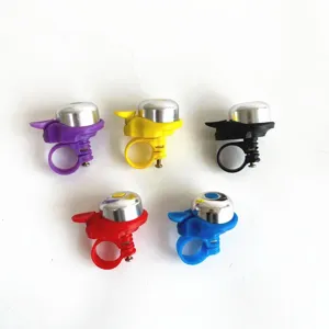 Bunte Mini-Fahrradklingel Set Detailansicht mit verschiedenen leuchtenden Farben zum Radfahren.
