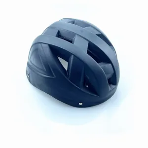 Vue détaillée du casque de vélo noir, soulignant sa ventilation aérodynamique et sa robustesse.