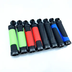 detail de poignees de guidon developees en caoutchouc colore pour velo vtt noir