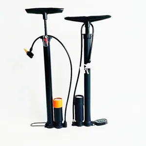 Detailansicht der Hochdruck-Fahrrad-Standpumpe mit Manometer und robustem schwarzem Design.