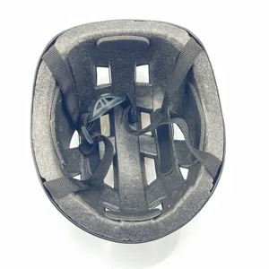 Vue détaillée de l'intérieur du casque de vélo avec structure en mousse noire et sangles.