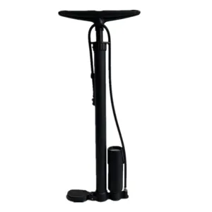 Detailansicht der schwarzen Stand-Fahrradpumpe mit Manometer und praktischem Fußpedal.