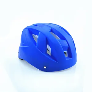 Vue detaillee du casque de velo bleu, equipement de securite sportive moule integre pour rouler.