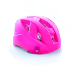 Gros plan détaillé des trous de ventilation du casque rose vif et de sa surface lisse et légère.