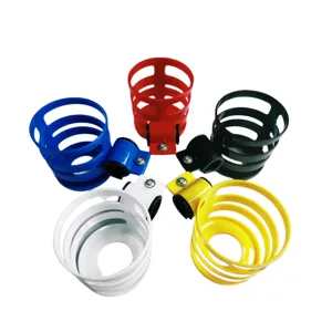 Primer plano de soportes de plástico para tazas y botellas en carritos y bicicletas.