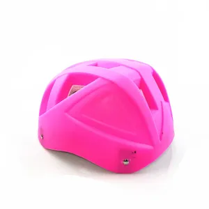Détail de casque de vélo rose, structure moulée intégrée et trous de ventilation pratiques.