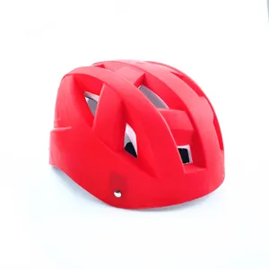 Vue détaillée casque de vélo rouge, casque de sécurité léger avec trous de ventilation.
