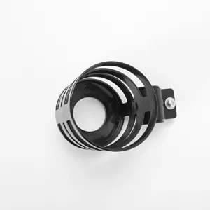 Detalle de portavasos de plástico negro, soporte universal para cochecito y bicicleta.