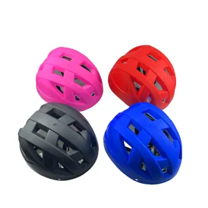 Vue détaillée de casques de vélo colorés dotés de multiples trous de ventilation.