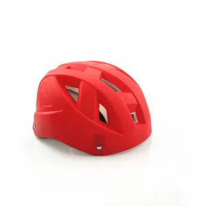 Casque de vélo rouge en détail montrant une conception de ventilation et structure de protection.
