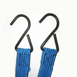 Vue détaillée de sangles élastiques bleues avec crochets en métal noir pour transport.
