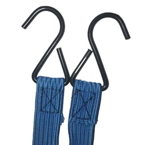 Vue détaillée de la sangle de bagage élastique bleue avec crochets en métal et coutures.