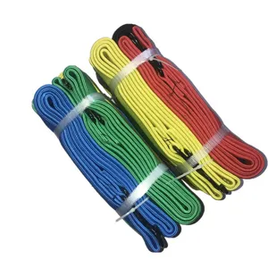 Vue détaillée de sangles élastiques multicolores avec crochets pour vélo et moto.