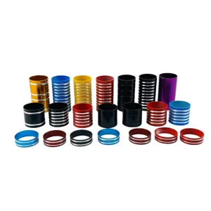 Vista dettagliata distanziali serie sterzo bici, rondelle forcella MTB multicolori assortite.