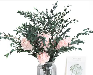 Gepreserveerde eucalyptus en roze hortensia droogbloemen boeket voor tafeldecoratie.