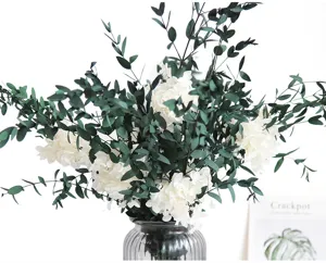 Fijnbladig geconserveerd hortensia droogboeket, elegante huisdecoratie detailweergave.