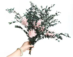 Detail van gedroogde bloemenboeket eucalyptus en roze hortensia voor huisdecoratie.