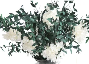 Detail van boeket met bewaarde witte hortensia en groene eucalyptus voor huiselijke tafeldecoratie.