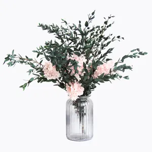Gepreserveerd roze hortensia en eucalyptus droogbloemen boeket in glazen vaas voor tafeldecoratie