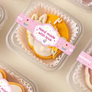Close-up detail van de verpakking van de baksealsticker, roze decoratieve strip met leuke patronen.