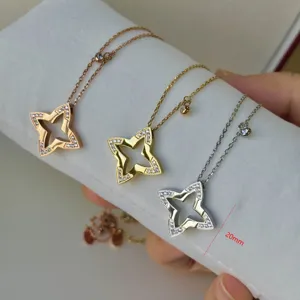 Roestvrijstalen holle klaver ster hanger ketting met zirkonia details, stijlvolle sieraden.