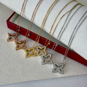 Roestvrijstalen klaverblad ketting set met zirkonia kristallen, elegante mode-sieraden.