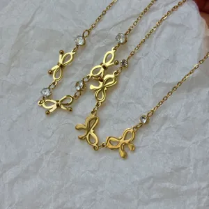 Primer plano detalle de pulsera de lazo chapada en oro con cristales en papel arrugado.