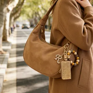 Bolso bandolera de cuero minimalista con llavero de pulsera de cuentas y mini estuche.