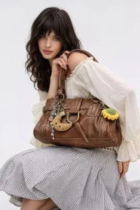Sac a main vintage en cuir use pour femme, grand cabas Y2K tendance avec clous.