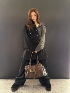 Sac à main vintage style millénaire pour femme en cuir marron avec cadenas métal et rivets