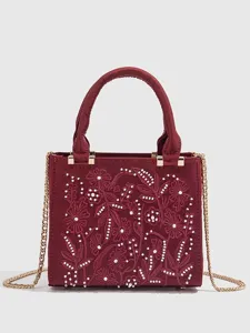 Bolso de mano de satén burdeos con bordado de perlas y cadena dorada para banquete de mujeres.