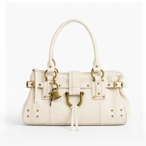 Sac a main vintage en cuir blanc creme avec cadenas en laiton et rivets pour femmes.