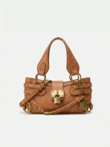 Mini sac bandoulière en cuir PU marron avec cadenas vintage et détails de rivets.