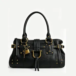 Détail de sac à main rétro en cuir noir avec cadenas et rivets métalliques dorés.