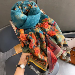 Dettaglio sciarpa jacquard pavone, stile nazionale retrò scialle caldo inverno in primo piano.