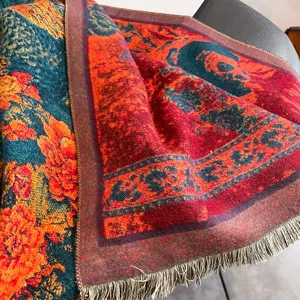 Primo piano dettagliato della sciarpa in jacquard stile retrò nazionale con fine frangia.