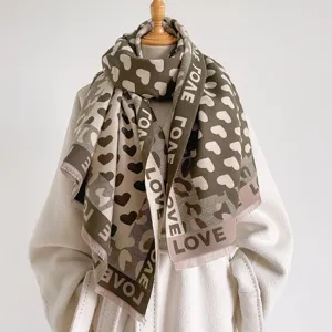 Elegante sciarpa imitazione cashmere donna con cuore jacquard e stampa LOVE invernale.
