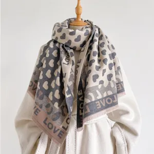 Sciarpa donna inverno calda spessa finta cachemire con stampa cuore leopardo e lettere.