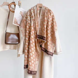 Stile coreano cuore lettera sciarpa tocco cashmere caldo inverno donna vista dettagliata.