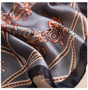 Elegante foulard in seta con stampa barocca grigia, scialle moda donna per viaggi e sole.