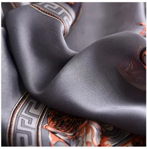 Elegante sciarpa in seta sintetica grigia con classico bordo greco, morbida donna.
