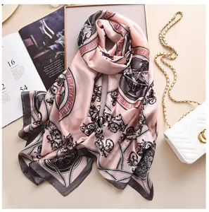 Elegante sciarpa in finta seta con stampa barocca e bordo geometrico per donna.