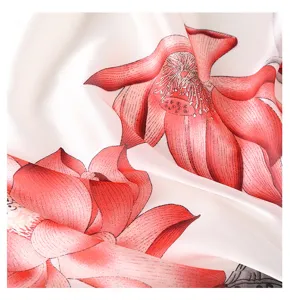Primer plano del pañuelo de seda con estampado de loto rojo, textura de tela elegante.