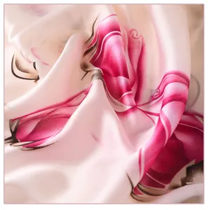 Zijden sjaal stof detail close-up met zachte textuur en elegant rozen bloemen patroon.
