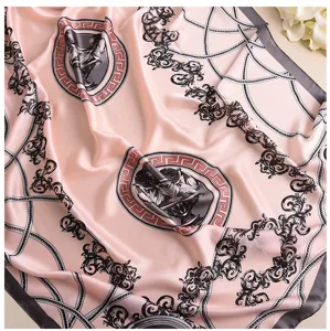Vista dettagliata del foulard quadrato in seta sintetica rosa con stampa barocca classica.