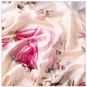 Gedetailleerde close-up van de zijdezachte textuur met rozenbloemenprint op lichte stof.