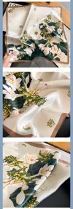 Elegante foulard quadrato in seta con stampa floreale botanica e bordo marrone per donne.